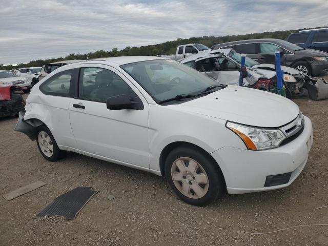 1FAHP32N28W156211 - 2008 FORD FOCUS S/SE WHITE photo 4