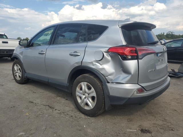 JTMBFREV6JJ193623 - 2018 TOYOTA RAV4 LE Srebrny zdjęcie 2