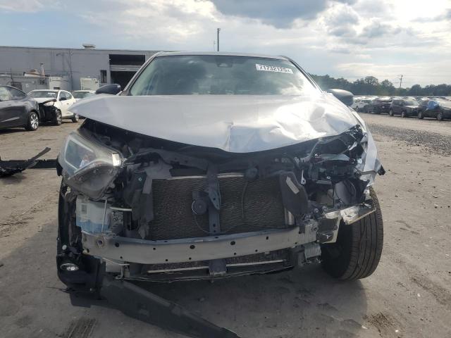 JTMBFREV6JJ193623 - 2018 TOYOTA RAV4 LE Srebrny zdjęcie 5