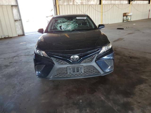 4T1M11AK1LU972185 - 2020 TOYOTA CAMRY SE BLUE photo 5