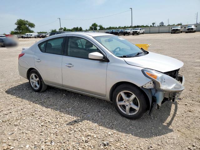 3N1CN7AP2KL857397 - 2019 NISSAN VERSA S Srebrny zdjęcie 4