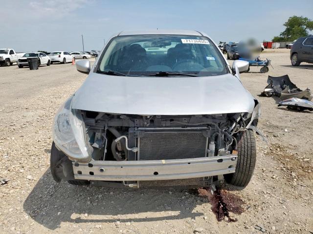 3N1CN7AP2KL857397 - 2019 NISSAN VERSA S Srebrny zdjęcie 5