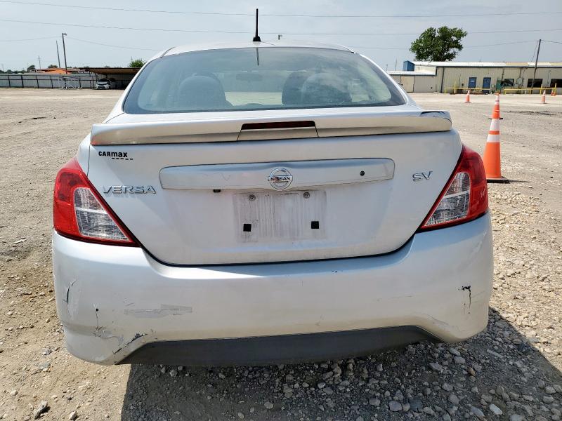 3N1CN7AP2KL857397 - 2019 NISSAN VERSA S Srebrny zdjęcie 6