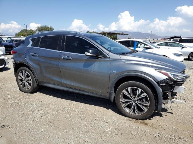 SJKCH5CR4JA045092 - 2018 INFINITI QX30 BASE Grau Foto 4