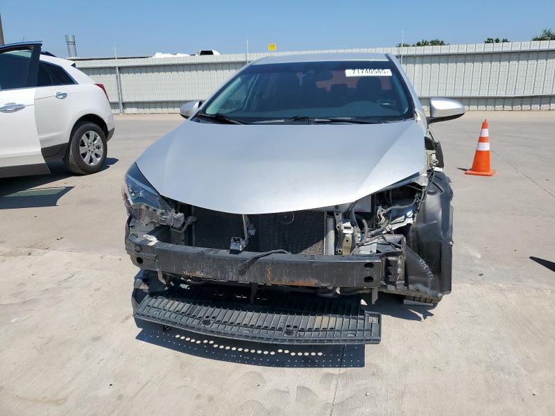 5YFBURHE0JP790196 - 2018 TOYOTA COROLLA L SILVER photo 5