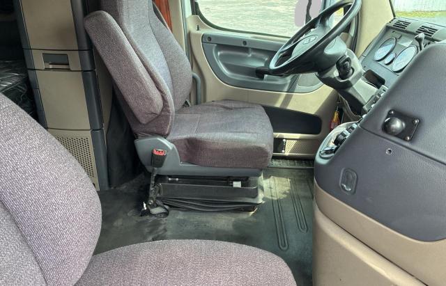 1FUJGHDVXGLGS5756 - 2016 FREIGHTLINER CASCADIA 113 WHITE photo 5