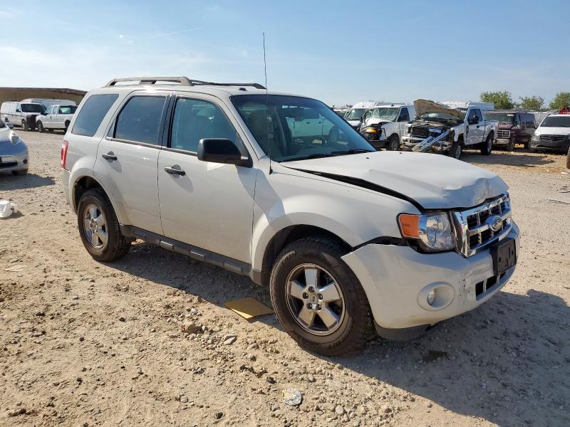 1FMCU0DG2BKA69557 - 2011 FORD ESCAPE XLT WHITE photo 4