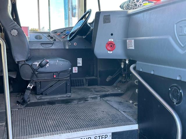 4DRBUSKN08B641002 - 2008 IC CORPORATION 3000 YELLOW photo 5