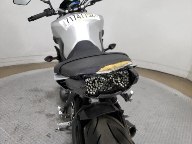 JYARN53Y6HA000576 - 2017 YAMAHA FZ09 C SILVER photo 12