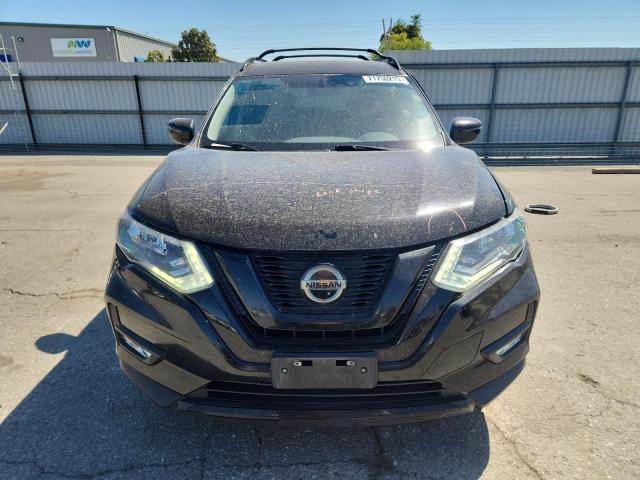5N1AT2MT2JC822578 - 2018 NISSAN ROGUE S Czarny zdjęcie 5