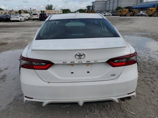4T1G11AK5RU875884 - 2024 TOYOTA CAMRY SE NIGHT SHADE WHITE photo 6