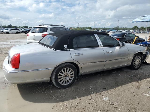 1LNHM82W83Y676348 - 2003 LINCOLN TOWN CAR SIGNATURE GRAY photo 3