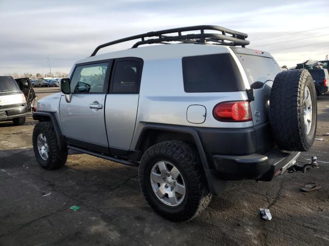 JTEBU11F570093030 - 2007 TOYOTA FJ CRUISER SILVER photo 2