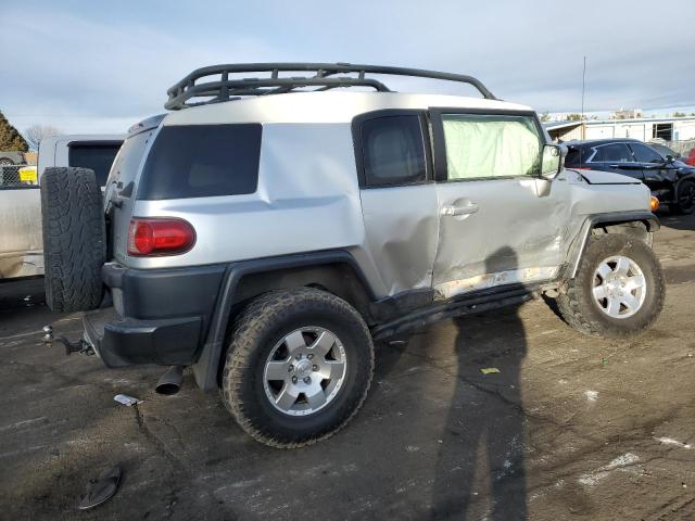 JTEBU11F570093030 - 2007 TOYOTA FJ CRUISER SILVER photo 3