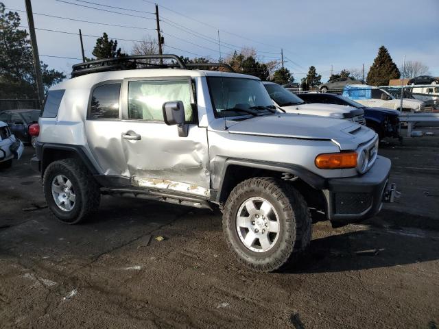 JTEBU11F570093030 - 2007 TOYOTA FJ CRUISER SILVER photo 4