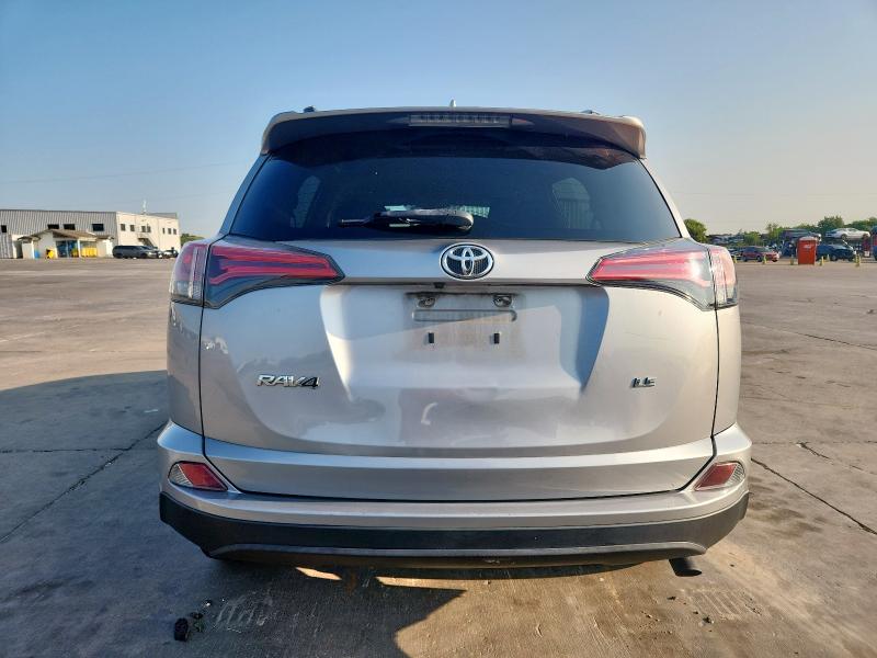 2T3ZFREV6HW354692 - 2017 TOYOTA RAV4 LE Gümüş foto 6