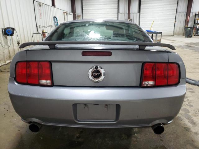 1ZVFT82H765101113 - 2006 FORD MUSTANG GT GRAY photo 6