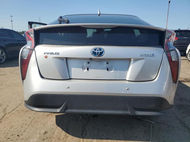 JTDKARFU4J3549883 - 2018 TOYOTA PRIUS 银色 照片 2