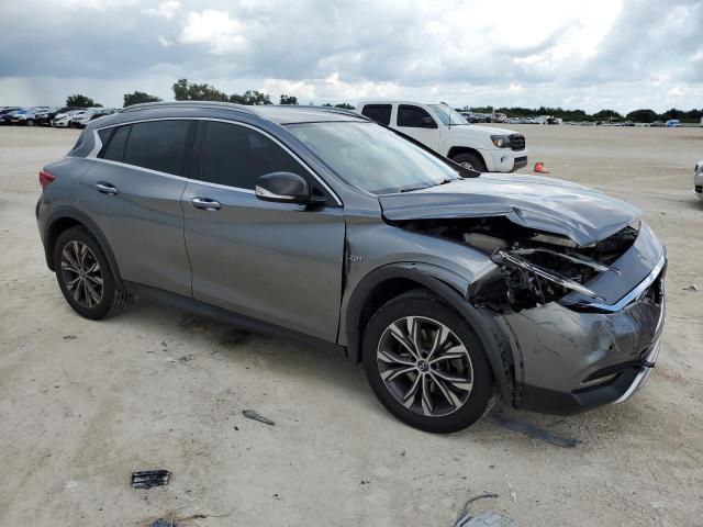 SJKCH5CR3HA030285 - 2017 INFINITI QX30 BASE Silber Foto 4