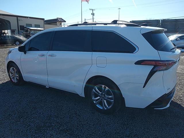 5TDDSKFC7NS051184 - 2022 TOYOTA SIENNA XSE WHITE photo 2