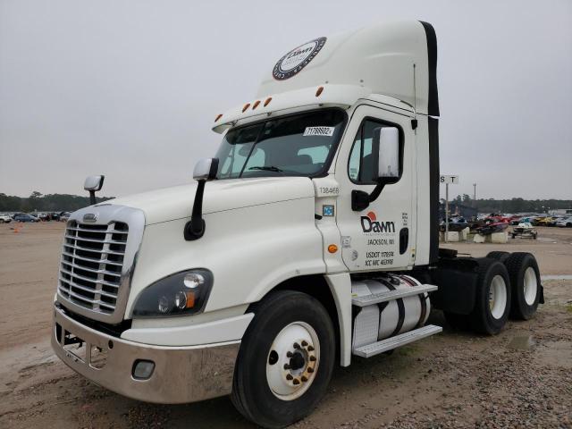 3AKJGED57GDHG0440 - 2016 FREIGHTLINER CASCADIA 1 WHITE photo 2