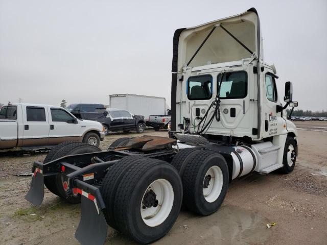 3AKJGED57GDHG0440 - 2016 FREIGHTLINER CASCADIA 1 WHITE photo 4