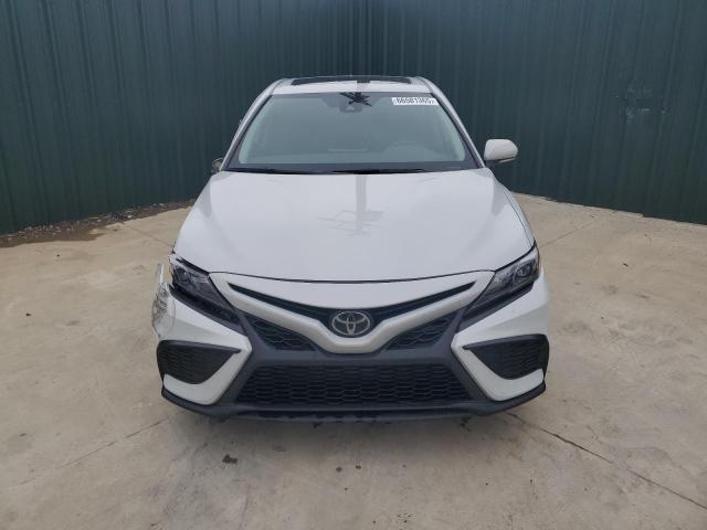 4T1T11AK5RU243384 - 2024 TOYOTA CAMRY SE NIGHT SHADE WHITE photo 5