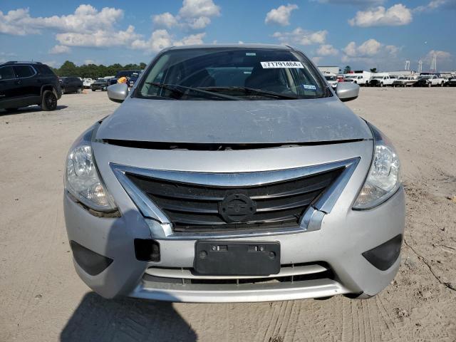 3N1CN7AP6HK424518 - 2017 NISSAN VERSA S SILVER photo 5