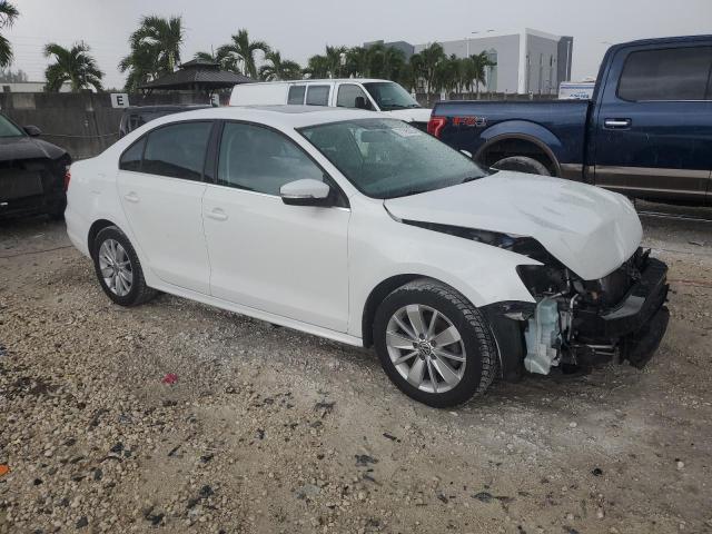 3VWD07AJ2FM282758 - 2015 VOLKSWAGEN JETTA SE WHITE photo 4