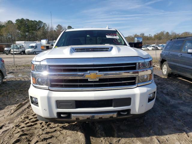 1GC1KXEY7JF221373 - 2018 CHEVROLET SILVERADO K2500 HIGH COUNTRY WHITE photo 5