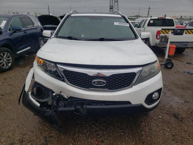 5XYKUDA25BG086438 - 2011 KIA SORENTO EX WHITE photo 5