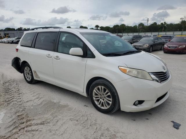 5TDYK3DC8GS720138 - 2016 TOYOTA SIENNA XLE WHITE photo 4