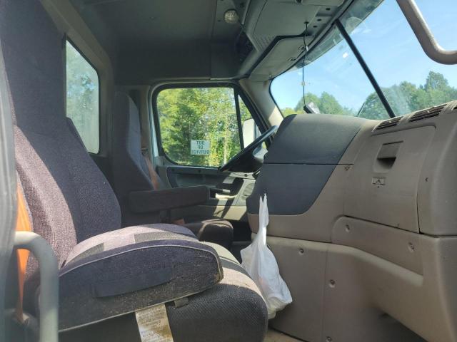 1FUBGDDV1HLJC5332 - 2017 FREIGHTLINER CASCADIA 1 Weiß Foto 5