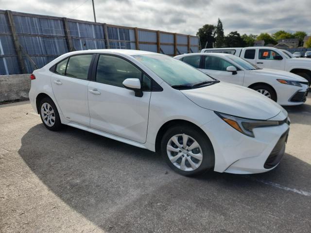 JTDBDMHE6S3019738 - 2025 TOYOTA COROLLA LE WHITE photo 4