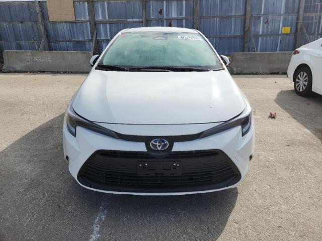 JTDBDMHE6S3019738 - 2025 TOYOTA COROLLA LE WHITE photo 5