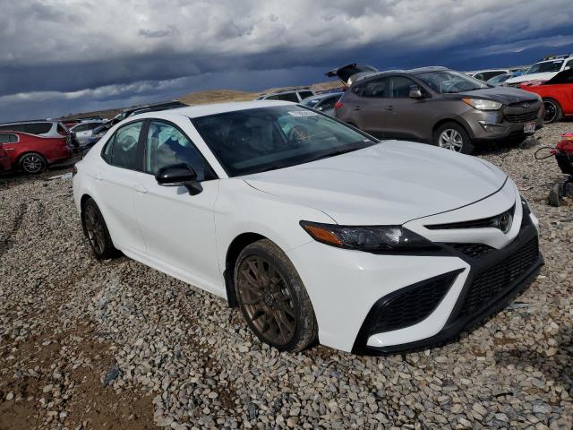 4T1G11BKXPU081202 - 2023 TOYOTA CAMRY SE NIGHT SHADE WHITE photo 4