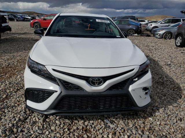 4T1G11BKXPU081202 - 2023 TOYOTA CAMRY SE NIGHT SHADE WHITE photo 5