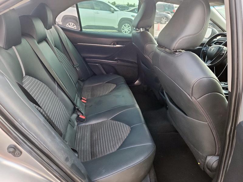 4T1B11HK8JU118305 - 2018 TOYOTA CAMRY L 银色 照片 10