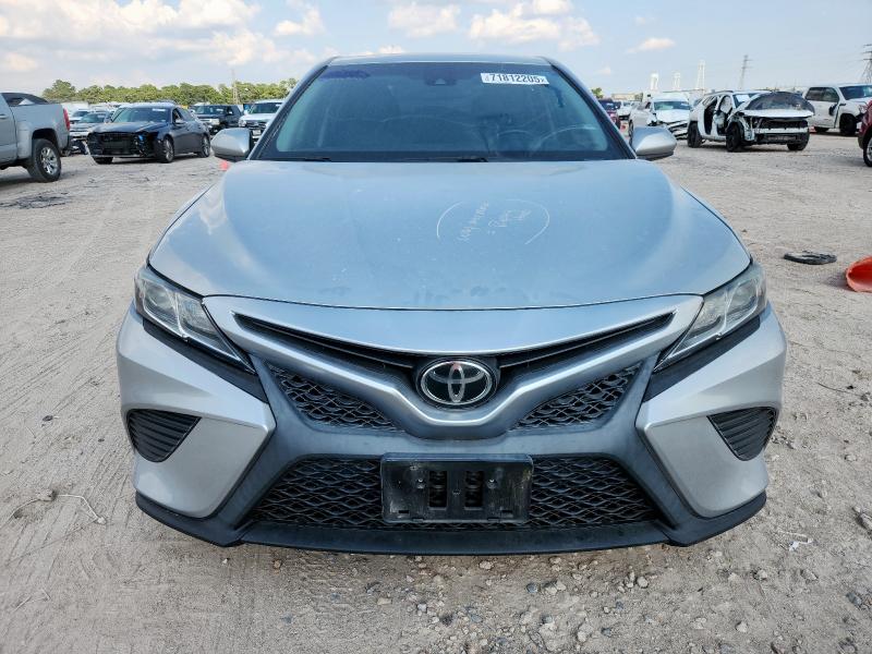 4T1B11HK8JU118305 - 2018 TOYOTA CAMRY L 银色 照片 5