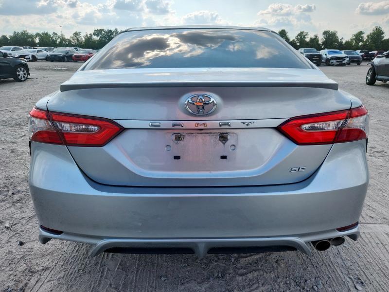 4T1B11HK8JU118305 - 2018 TOYOTA CAMRY L 银色 照片 6