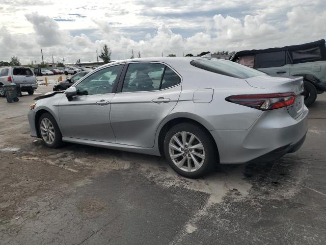 4T1C11AK9PU747322 - 2023 TOYOTA CAMRY LE SILVER photo 2