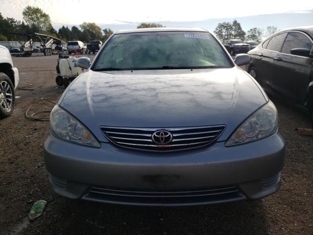 4T1BE32KX5U618965 - 2005 TOYOTA CAMRY LE GRAY photo 5