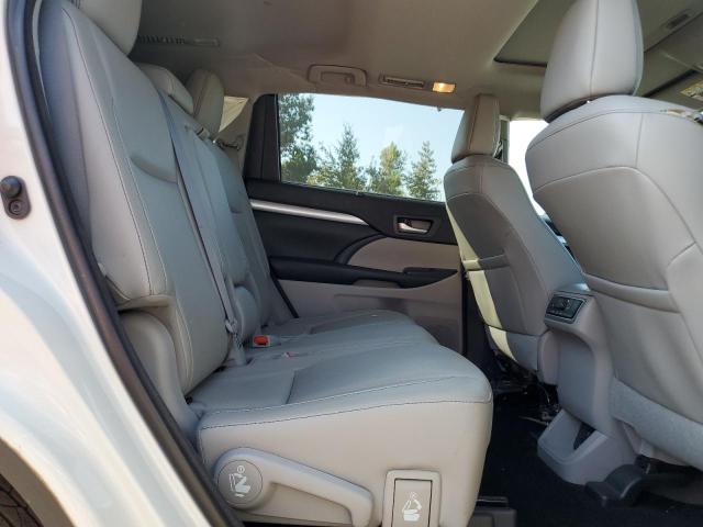 5TDKZRFH0JS530466 - 2018 TOYOTA HIGHLANDER SE WHITE photo 11