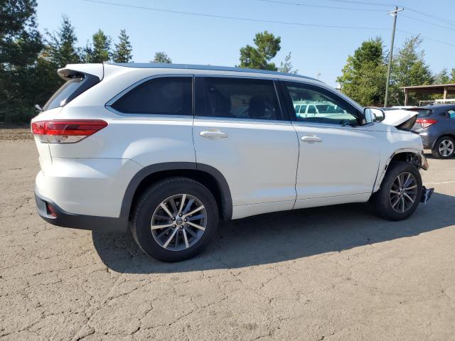 5TDKZRFH0JS530466 - 2018 TOYOTA HIGHLANDER SE WHITE photo 3