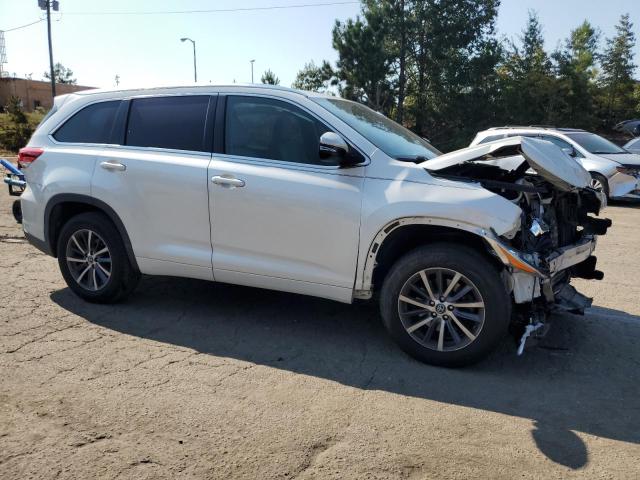 5TDKZRFH0JS530466 - 2018 TOYOTA HIGHLANDER SE WHITE photo 4