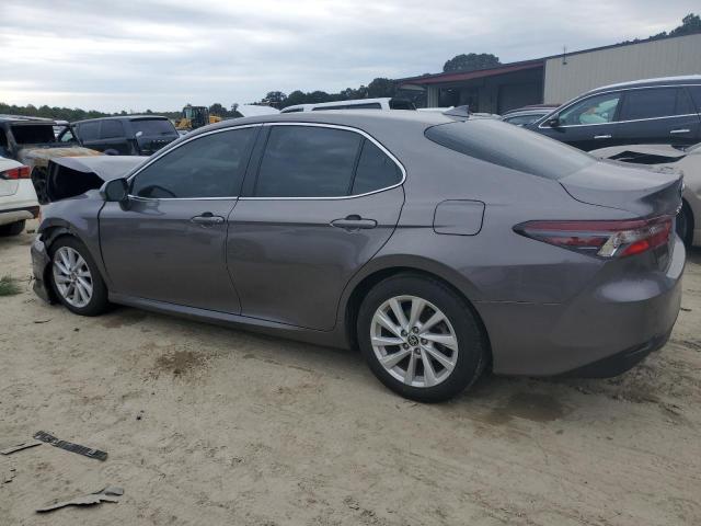 4T1C11AKXNU684048 - 2022 TOYOTA CAMRY LE GRAY photo 2