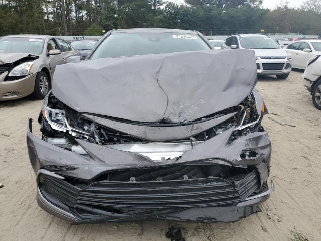 4T1C11AKXNU684048 - 2022 TOYOTA CAMRY LE GRAY photo 5