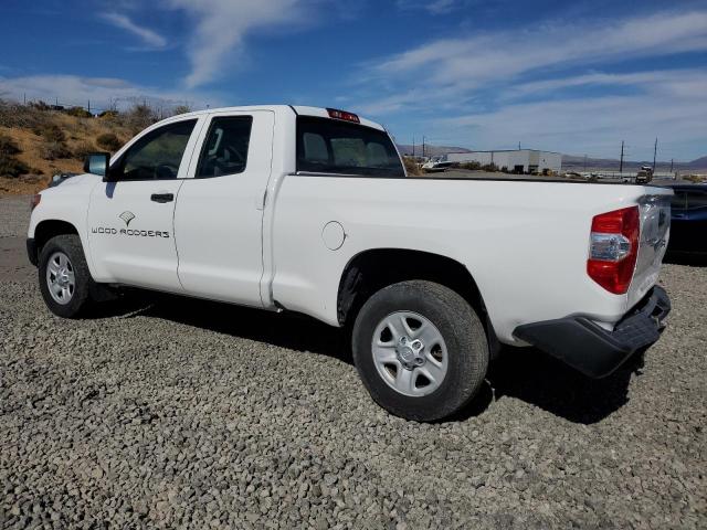 5TFUM5F10JX074594 - 2018 TOYOTA TUNDRA DOUBLE CAB SR/SR5 WHITE photo 2