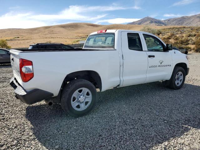 5TFUM5F10JX074594 - 2018 TOYOTA TUNDRA DOUBLE CAB SR/SR5 WHITE photo 3