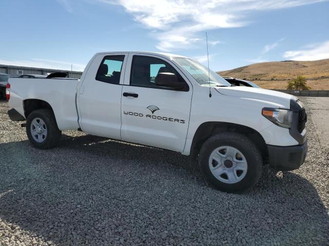 5TFUM5F10JX074594 - 2018 TOYOTA TUNDRA DOUBLE CAB SR/SR5 WHITE photo 4